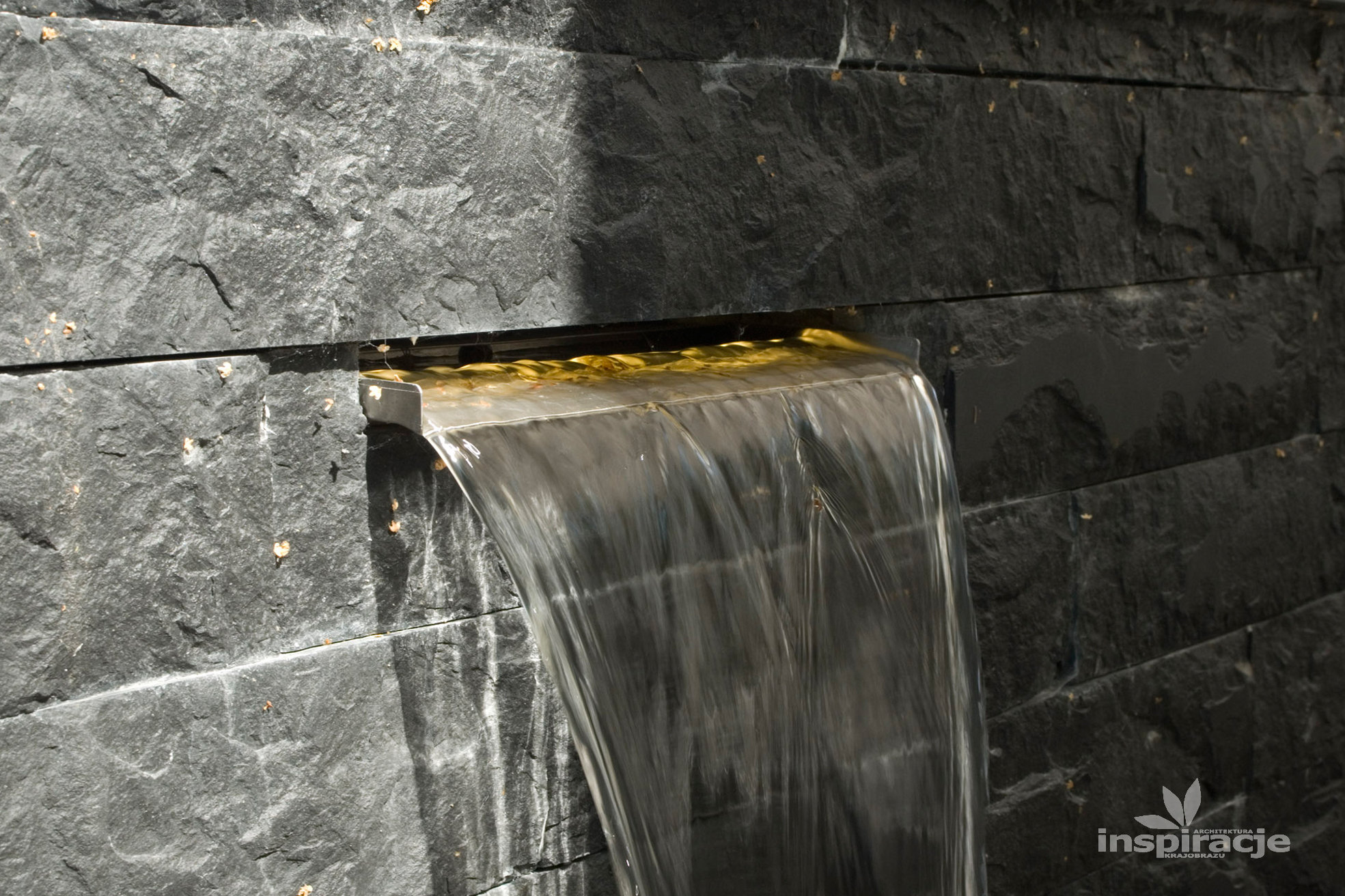 Element wodny w stylu nowoczesnym - wodospad