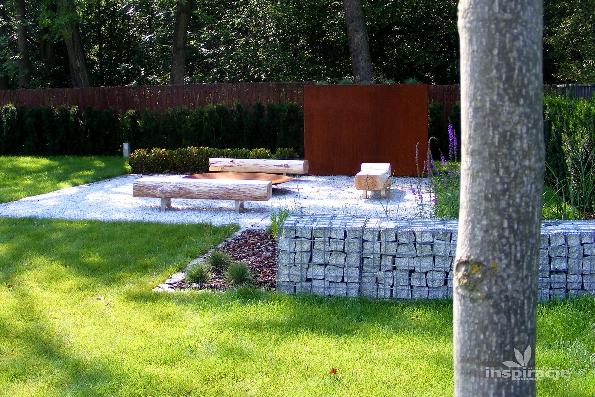 Ogród nowoczesny z paleniskiem